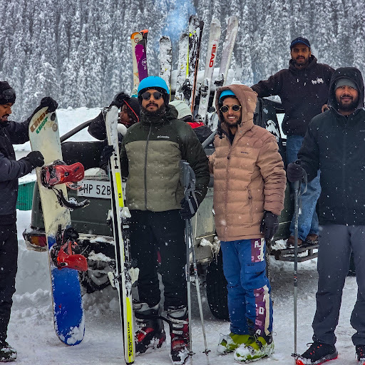 Ski group with 4x4 transfer vehicle in Gulmarg